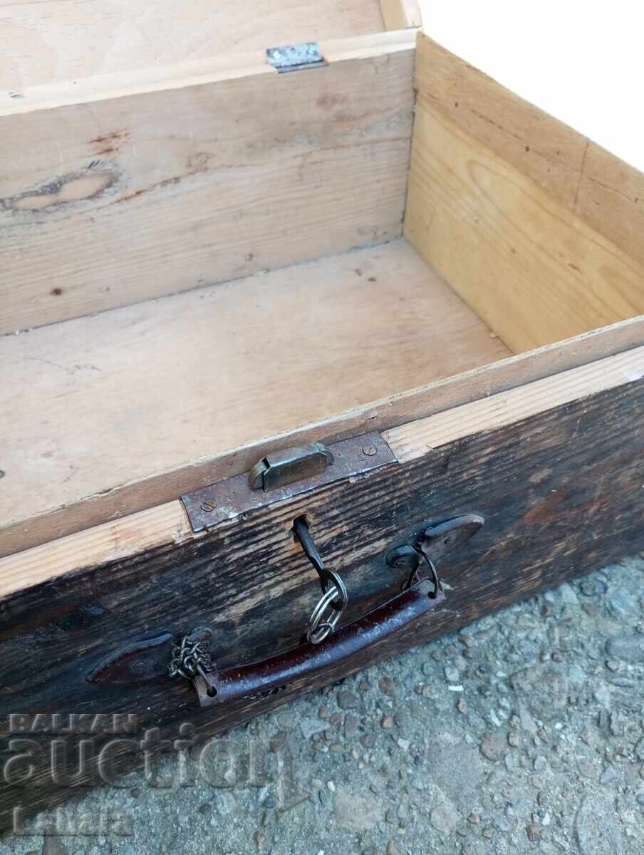 Старинен дървен куфар с ключ - 7