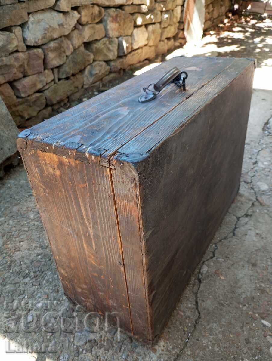 Valiză veche din lemn cu cheie Valiză veche din lemn cu cheie