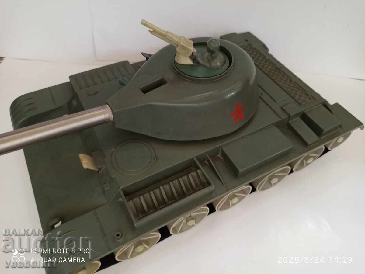 Стара руска играчка танк огромен и рядък 46см/23см с цена € 50.00 | 97.79 лв. Стара руска играчка танк огромен и рядък 46см/23см с цена € 50.00 | 97.79 лв.