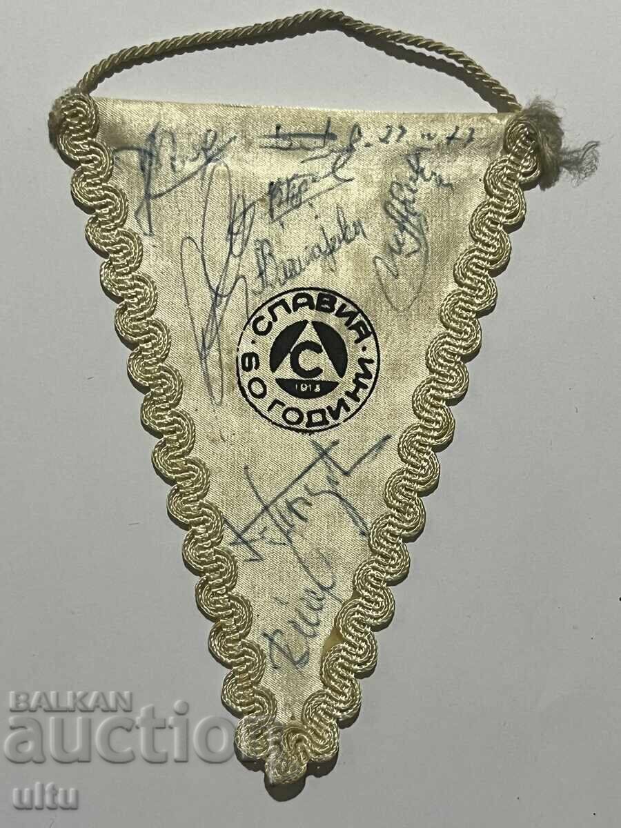 Steag rar din 1973 cu autografele fotbaliștilor - Slavia
