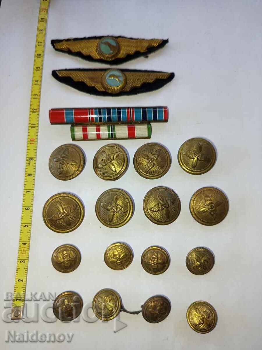 Λοτ πιλότου Πολεμικής Αεροπορίας, κουμπιά, κοκάρδα, βάση με τιμή 50.00 BGN | € 25.56