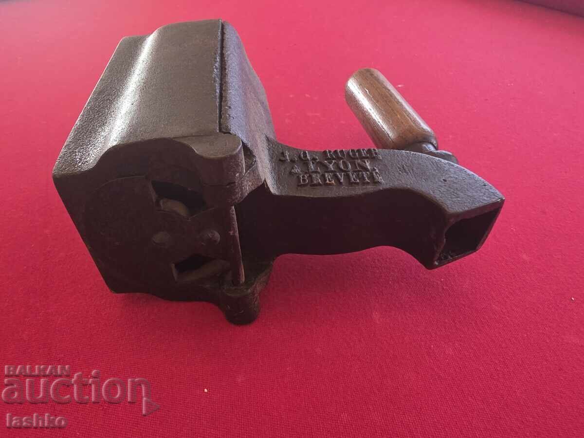 Fier fierbinte cu preț € 74.99 | 146.67 BGN