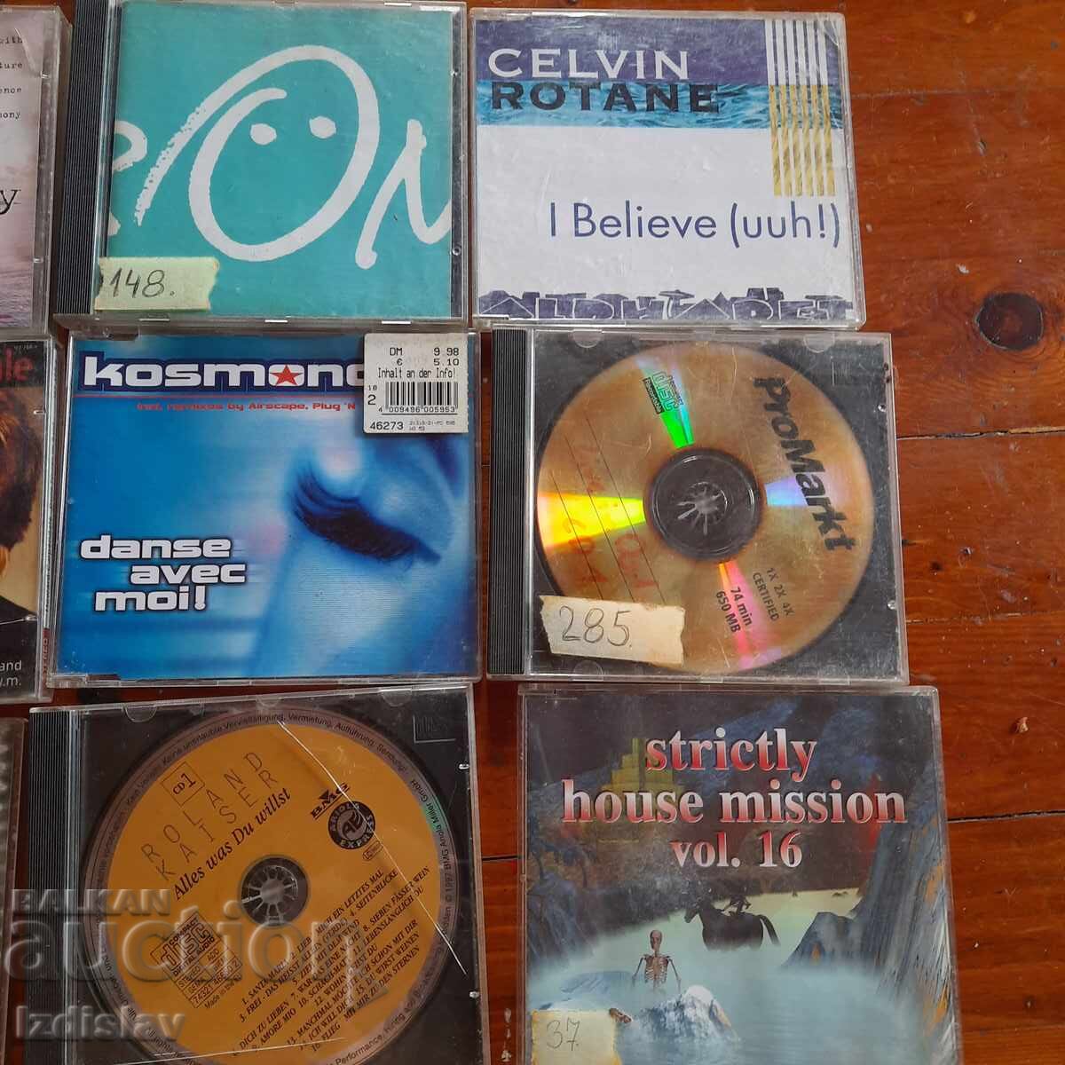 Delivery of 12 music discs Delivery of 12 music discs