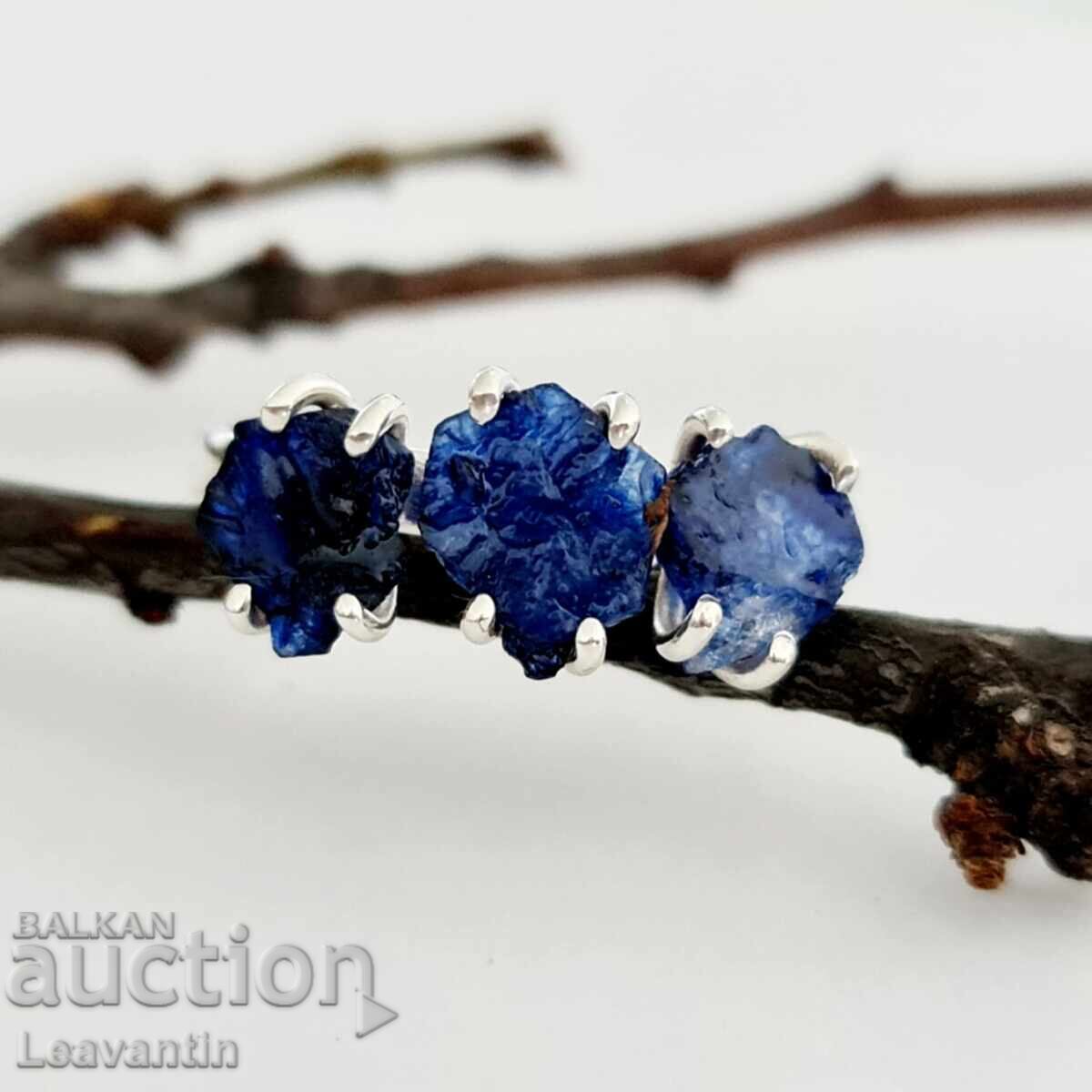 Ασημένιο δαχτυλίδι με ακατέργαστα Ζαφείρια Ασημένιο δαχτυλίδι με ακατέργαστα Ζαφείρια