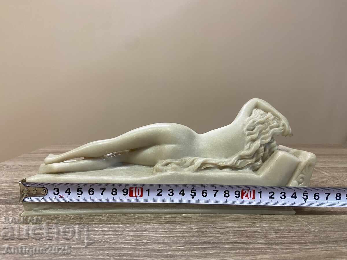 Аукцион Мраморна статуетка „Гола жена на кушетка“