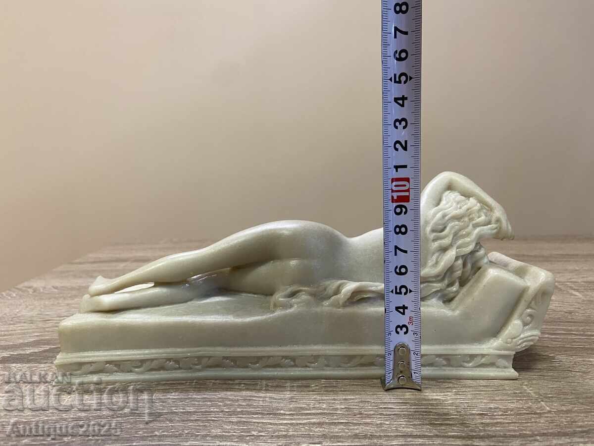 Доставка на Мраморна статуетка „Гола жена на кушетка“