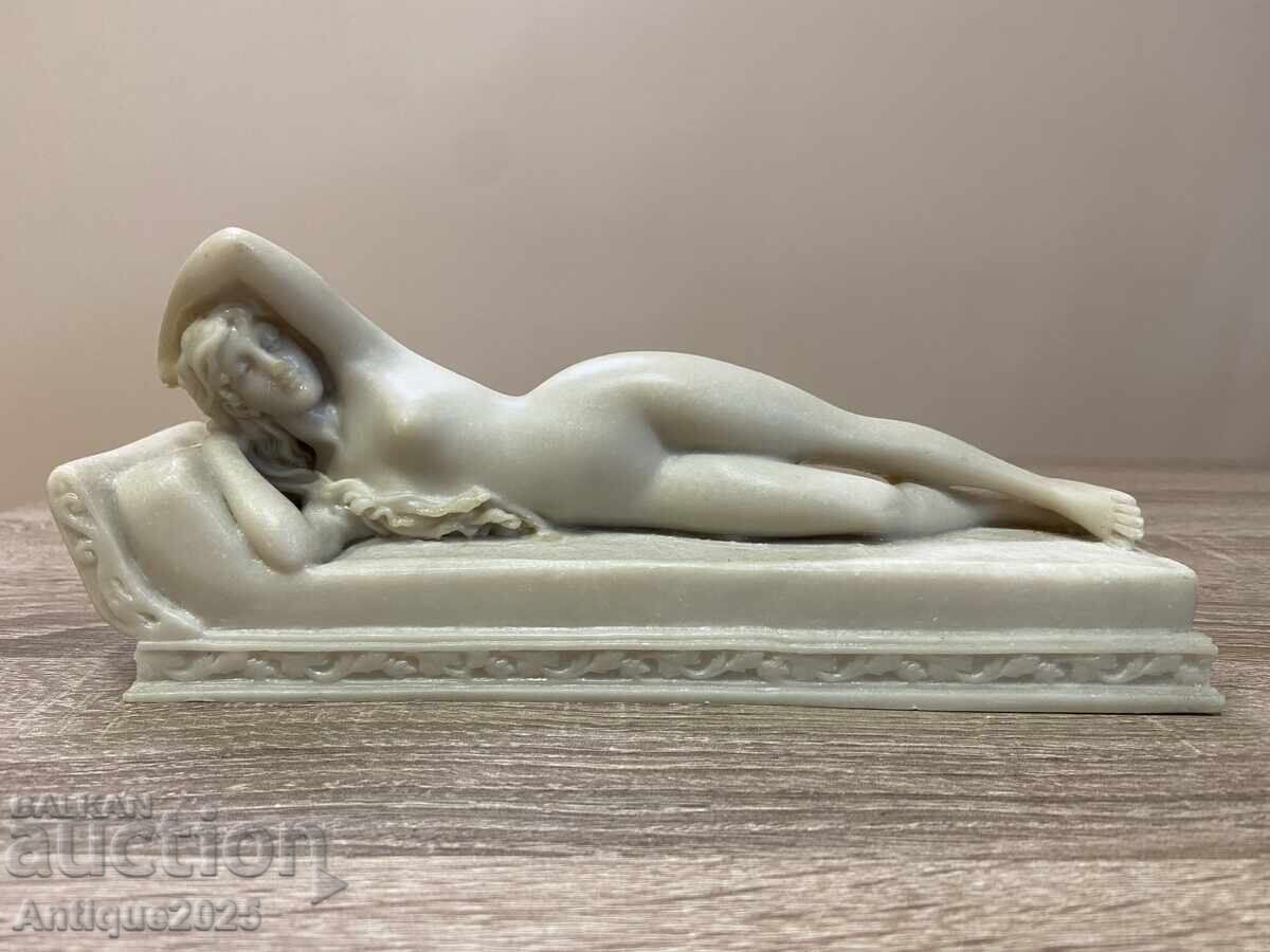 Мраморна статуетка „Гола жена на кушетка“