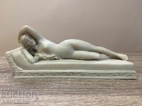 Мраморна статуетка „Гола жена на кушетка“