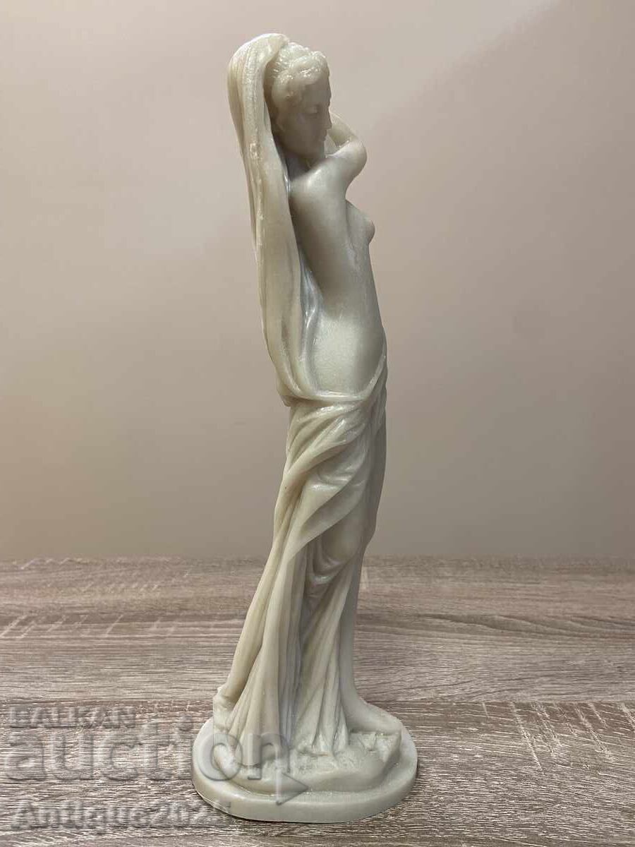 Аукцион Мраморна статуетка „Момиче с кана“