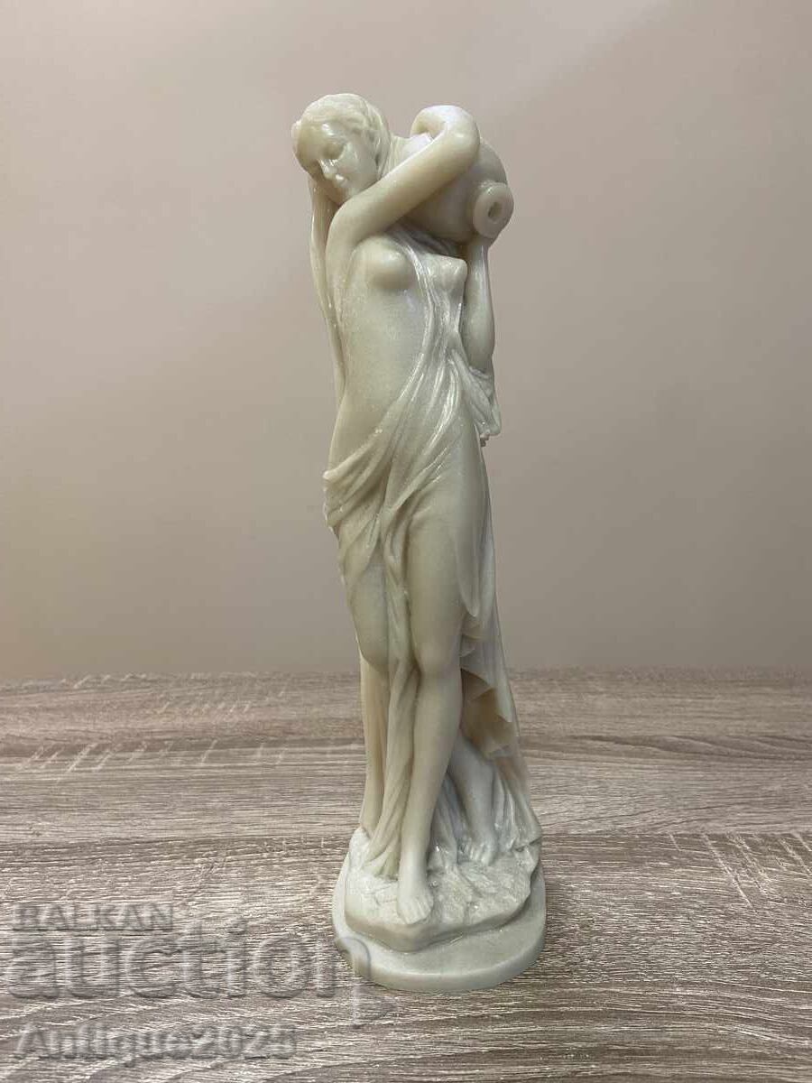 Мраморна статуетка „Момиче с кана“