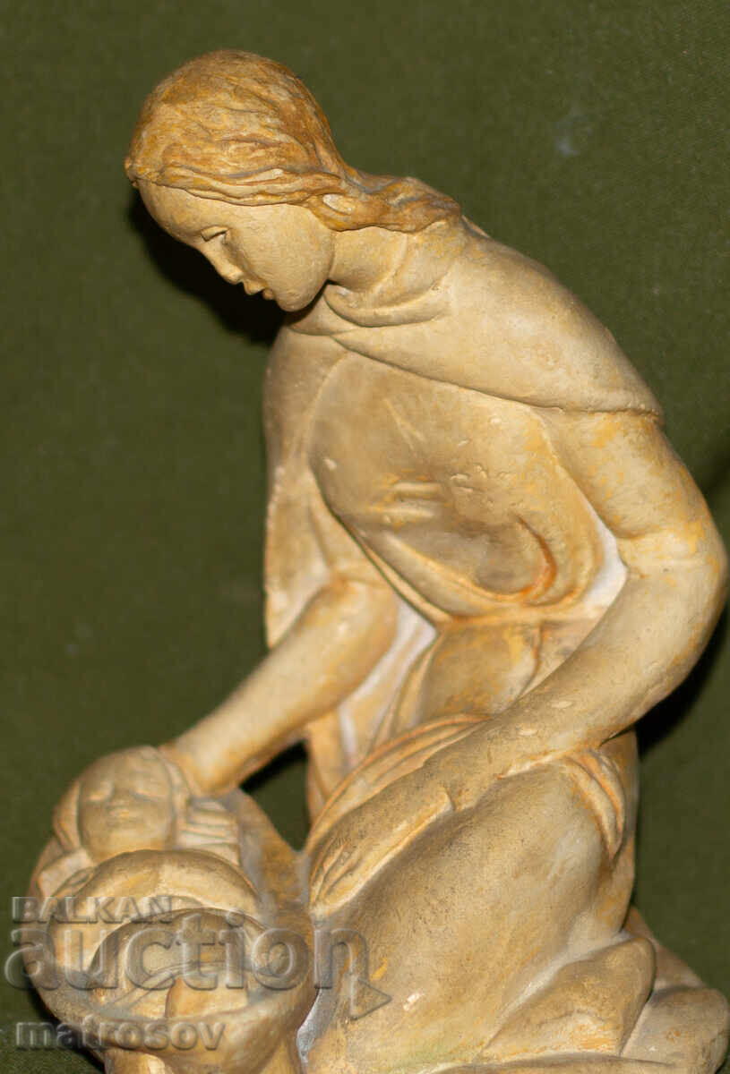 Αυθεντικό διακοσμητικό κεραμικό ειδώλιο γυναίκας με παιδί με τιμή 150.00 BGN | € 76.69