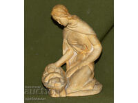 Statuetă ceramică decorativă de autor, reprezentând o femeie cu un copil