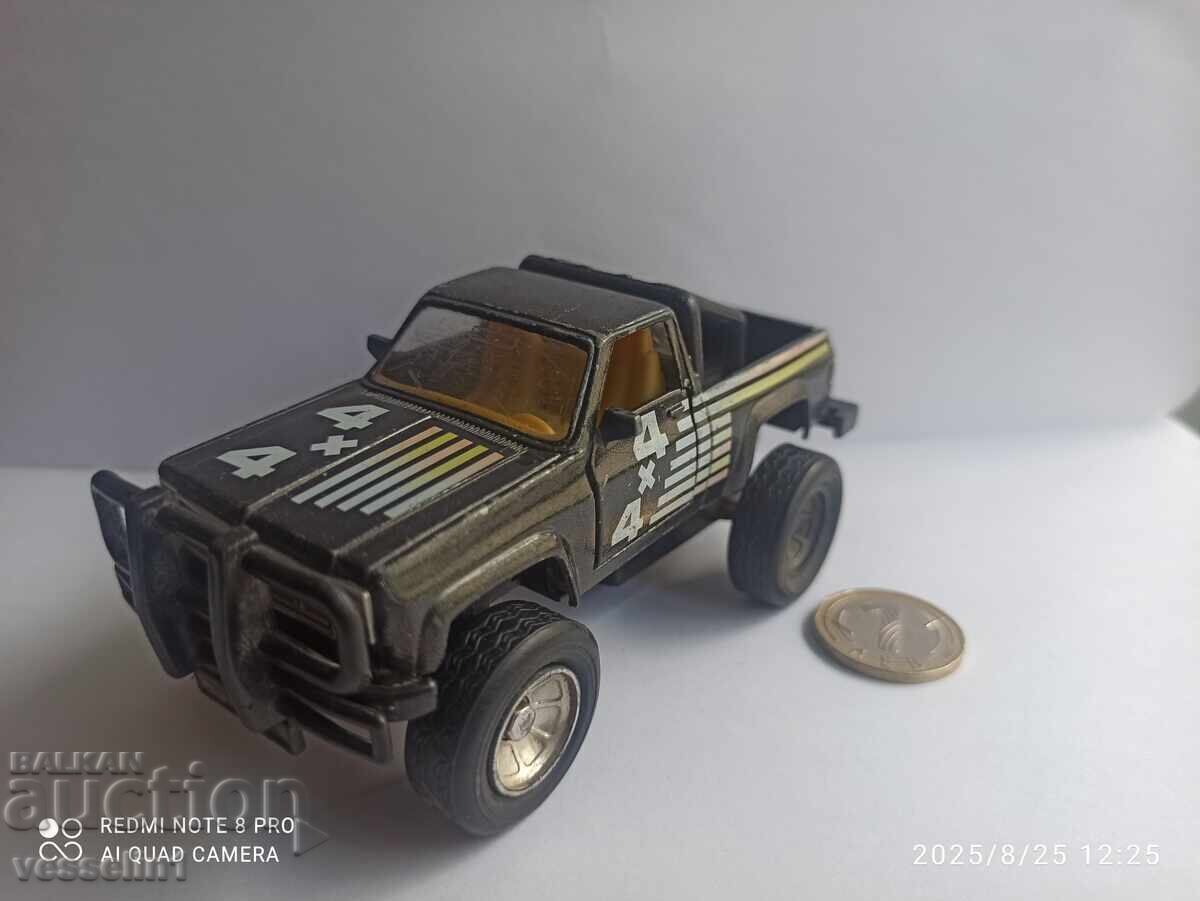 Vechiu camion de jucărie, camionetă pickup Chevrolet Chevy 4x4