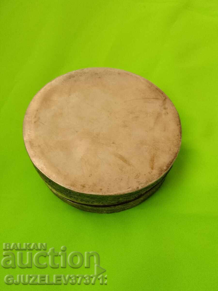 Ανάγλυφο ασημένιο χάλκινο κουτί κοσμημάτων με καθρέφτη αναγεννησιακό με τιμή 69.00 BGN | € 35.28 Ανάγλυφο ασημένιο χάλκινο κουτί κοσμημάτων με καθρέφτη αναγεννησιακό με τιμή 69.00 BGN | € 35.28