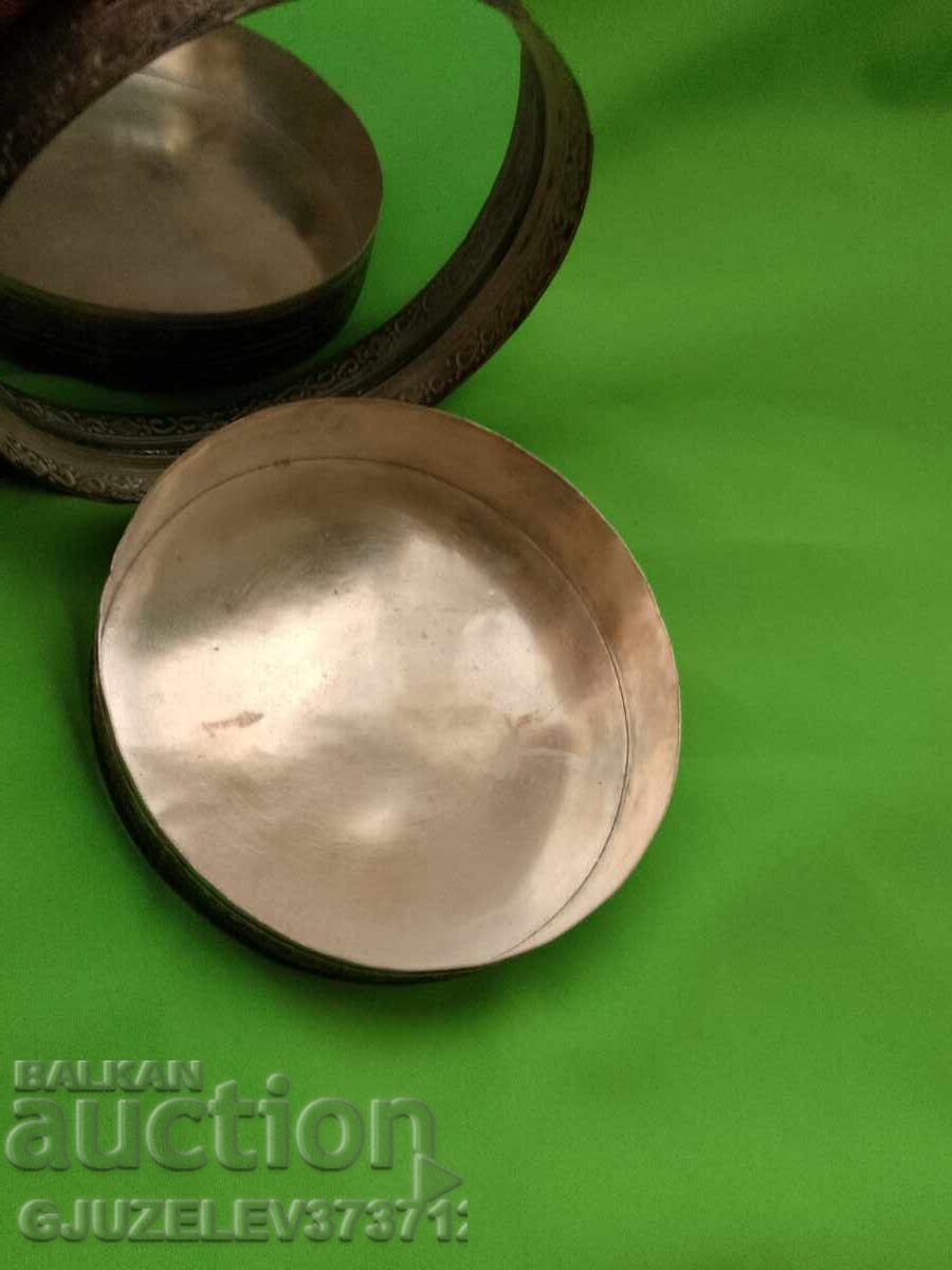 Παράδοση Ανάγλυφο ασημένιο χάλκινο κουτί κοσμημάτων με καθρέφτη αναγεννησιακό Παράδοση Ανάγλυφο ασημένιο χάλκινο κουτί κοσμημάτων με καθρέφτη αναγεννησιακό