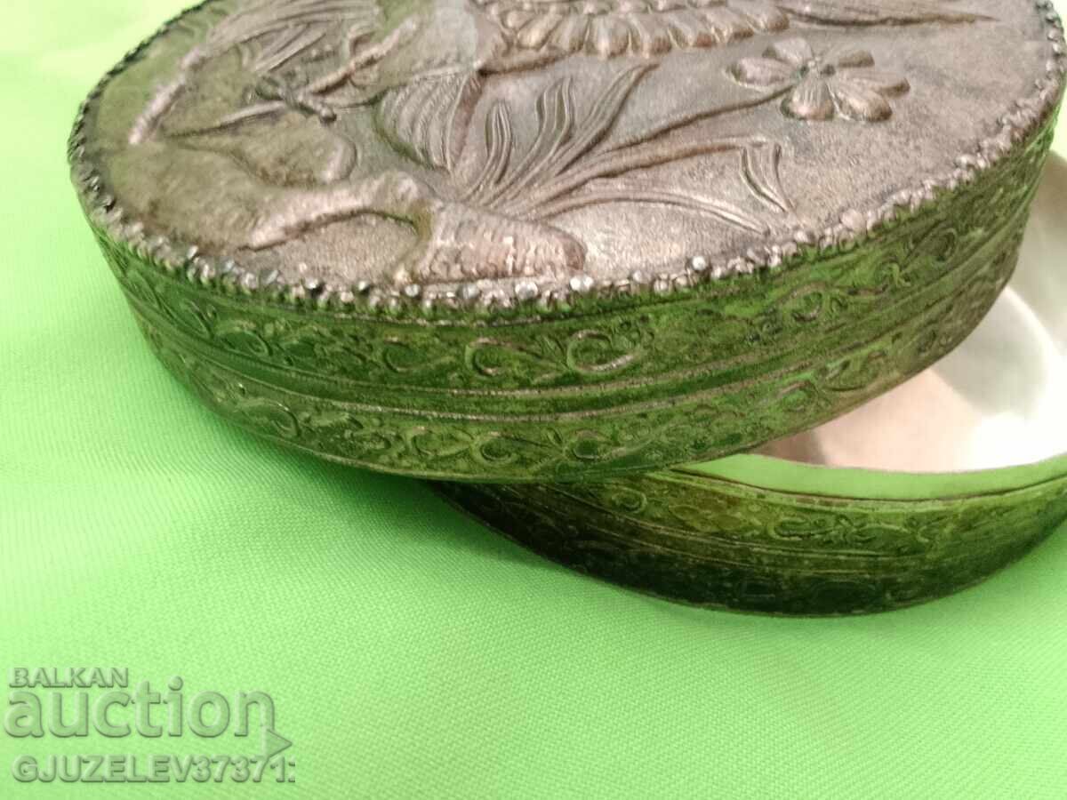 Ανάγλυφο ασημένιο χάλκινο κουτί κοσμημάτων με καθρέφτη αναγεννησιακό - 5 Ανάγλυφο ασημένιο χάλκινο κουτί κοσμημάτων με καθρέφτη αναγεννησιακό - 5