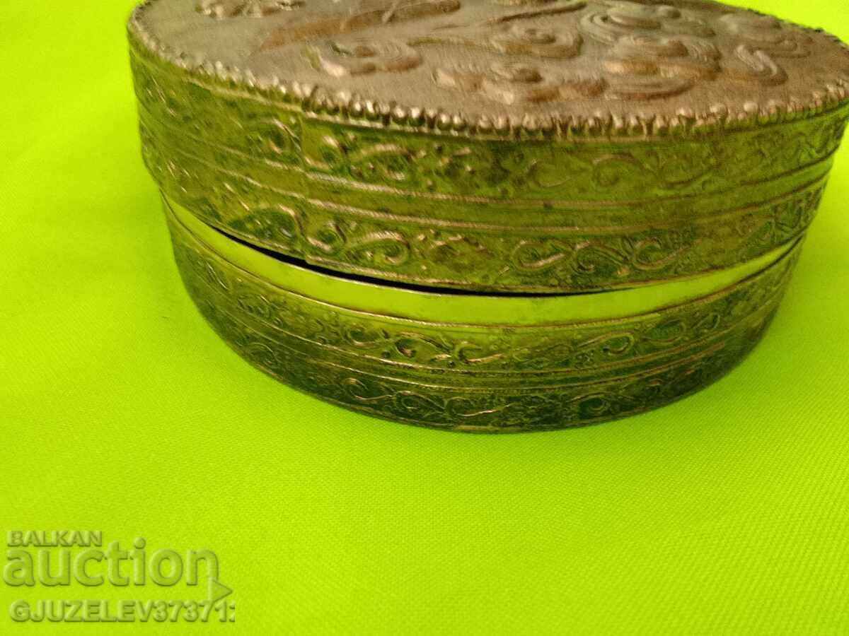 Ανάγλυφο ασημένιο χάλκινο κουτί κοσμημάτων με καθρέφτη αναγεννησιακό - 6 Ανάγλυφο ασημένιο χάλκινο κουτί κοσμημάτων με καθρέφτη αναγεννησιακό - 6