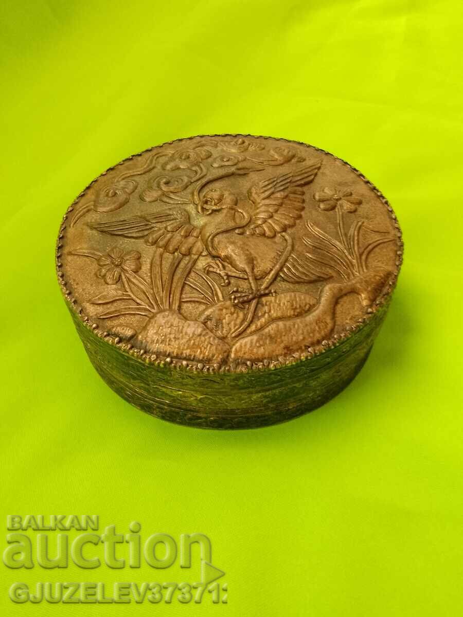 Ανάγλυφο ασημένιο χάλκινο κουτί κοσμημάτων με καθρέφτη αναγεννησιακό - 7 Ανάγλυφο ασημένιο χάλκινο κουτί κοσμημάτων με καθρέφτη αναγεννησιακό - 7