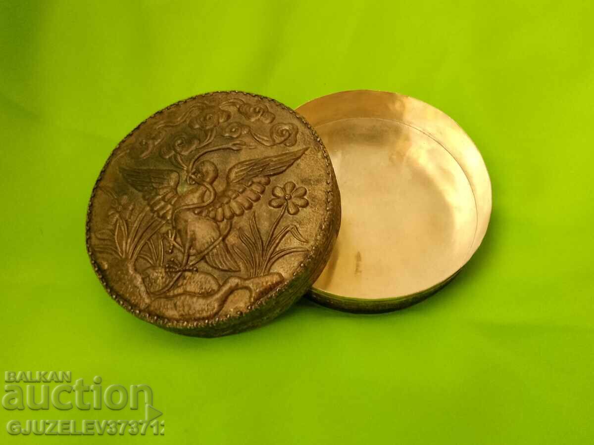 Ανάγλυφο ασημένιο χάλκινο κουτί κοσμημάτων με καθρέφτη αναγεννησιακό Ανάγλυφο ασημένιο χάλκινο κουτί κοσμημάτων με καθρέφτη αναγεννησιακό