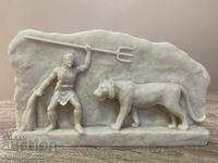 Гладиатор и лъв – мраморен барелеф