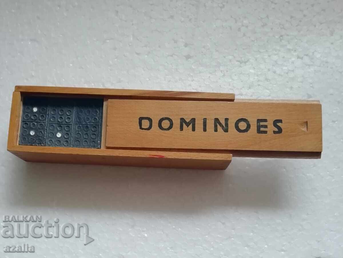 Vechi domino într-o cutie de lemn cu capac, joc de masă cu preț 8.00 BGN | € 4.09 Vechi domino într-o cutie de lemn cu capac, joc de masă cu preț 8.00 BGN | € 4.09