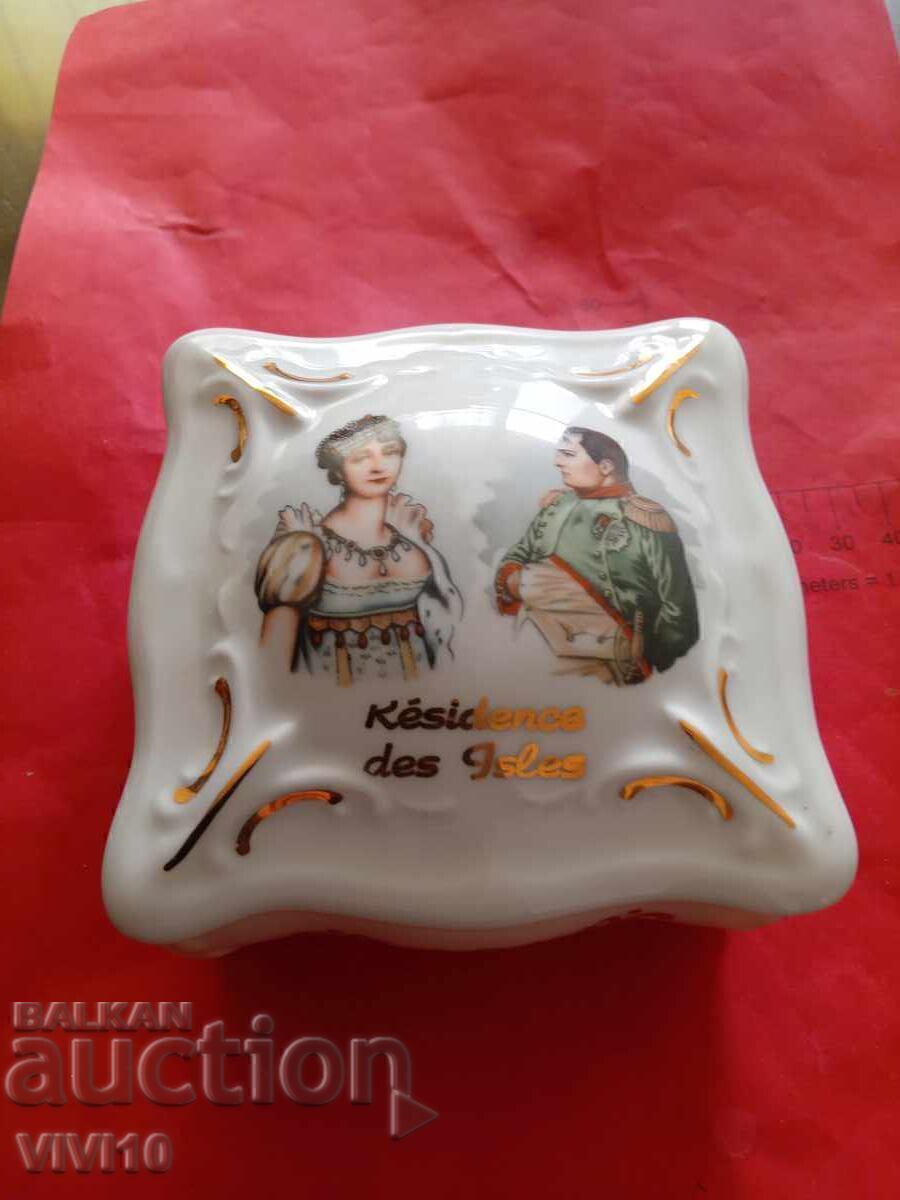 Cutie de bijuterii veche, porțelan, Aurire cu preț € 30.00 | 58.68 BGN Cutie de bijuterii veche, porțelan, Aurire cu preț € 30.00 | 58.68 BGN