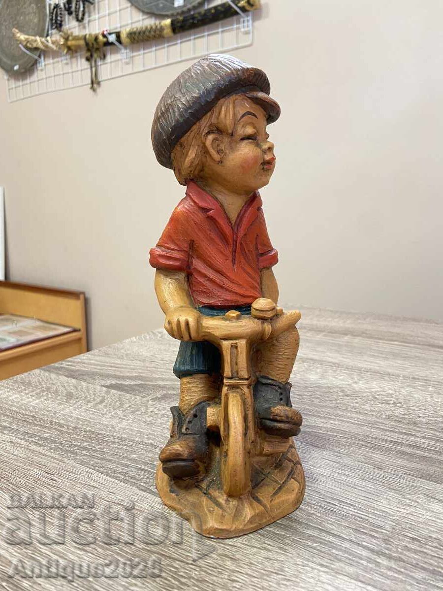 Аукцион Статуетка от полистоун "Момче на колело"