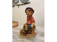 Статуетка от полистоун "Момче на колело"