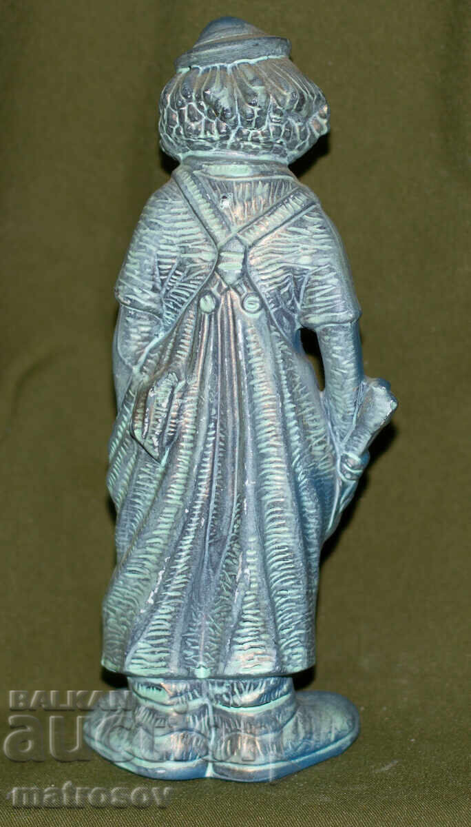 Доставка на Ръчно изработена керамична статуетка на клоун с цигулка