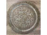 Антична чиния, изобразяваща сцени от конни борби