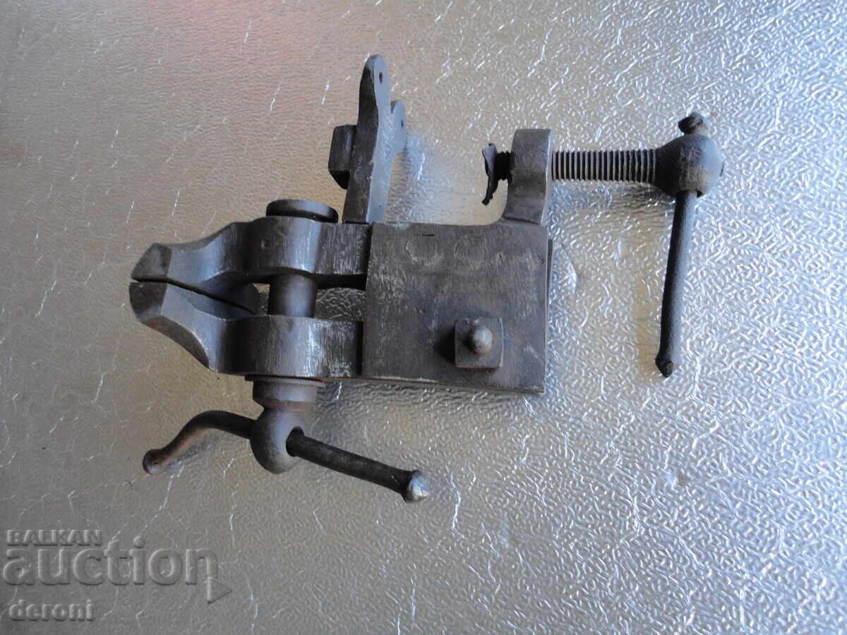 Малко немско менгеме с наковалня с цена 80.00 лв. | € 40.90 Малко немско менгеме с наковалня с цена 80.00 лв. | € 40.90