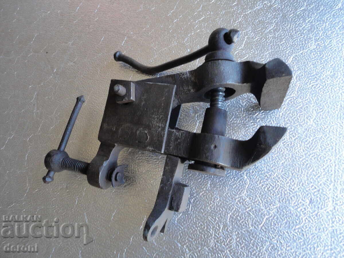 Доставка на Малко немско менгеме с наковалня Доставка на Малко немско менгеме с наковалня