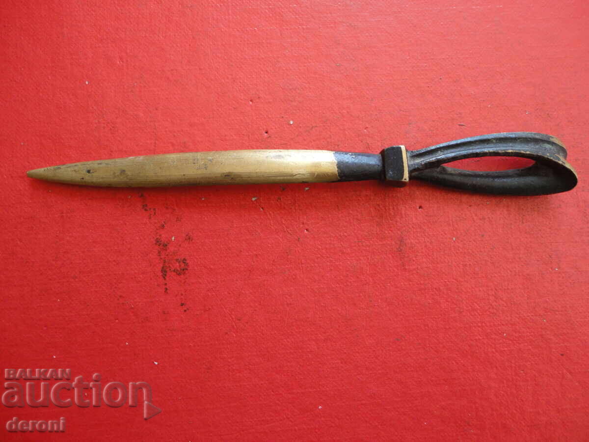 Cuțit vechi de scrisori din bronz 3 cu preț 20.00 BGN | € 10.23 Cuțit vechi de scrisori din bronz 3 cu preț 20.00 BGN | € 10.23