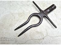 Vechi unealtă agricolă forjată