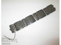 Brățară bătrână cu ornamente bijuterii costum