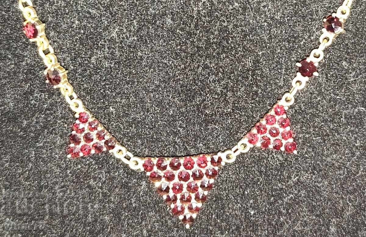 Πολύ όμορφο ασημένιο μενταγιόν με επιχρύσωση και γρανάτες με τιμή 359.99 BGN | € 184.06