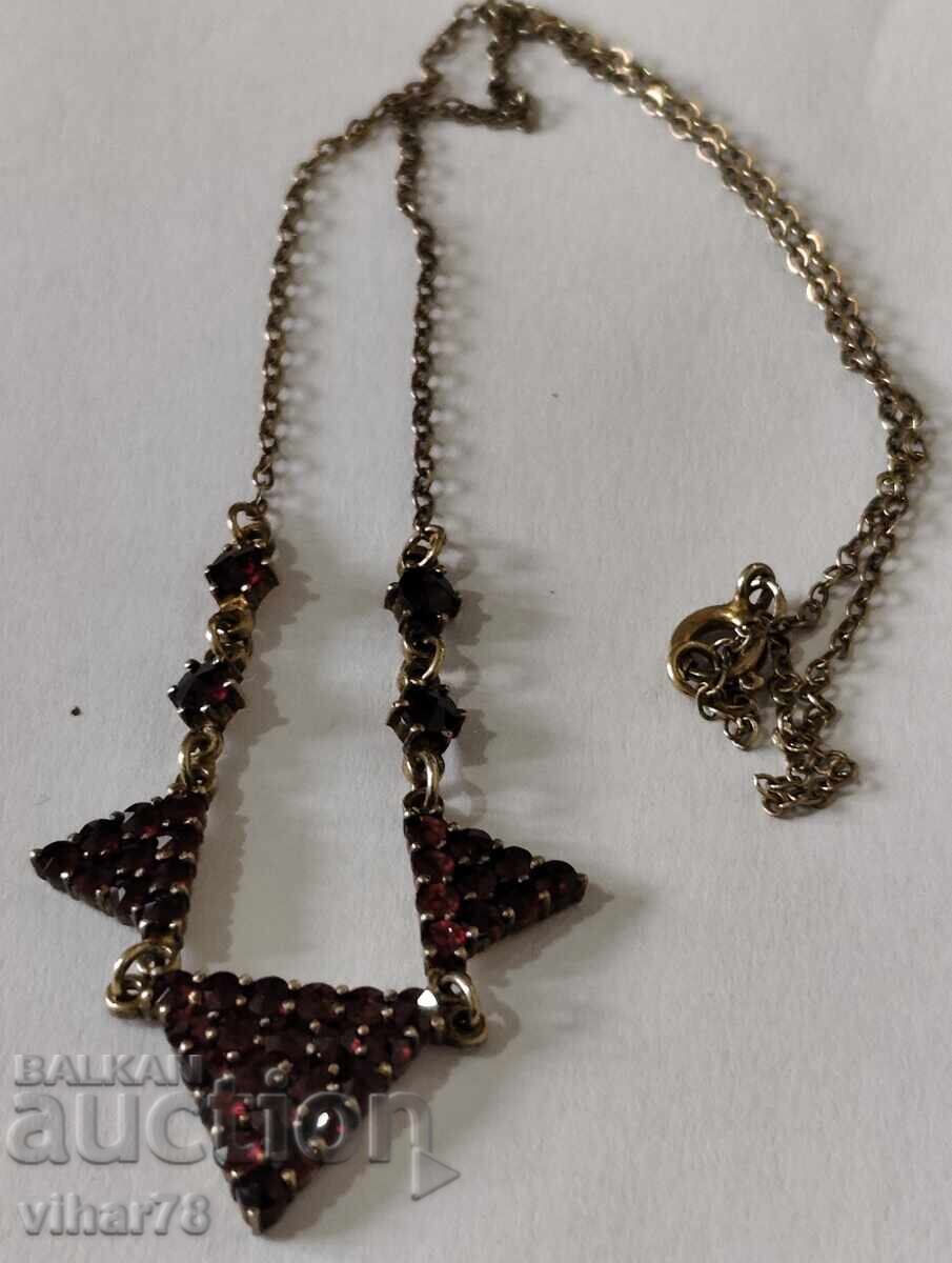 Παράδοση Πολύ όμορφο ασημένιο μενταγιόν με επιχρύσωση και γρανάτες