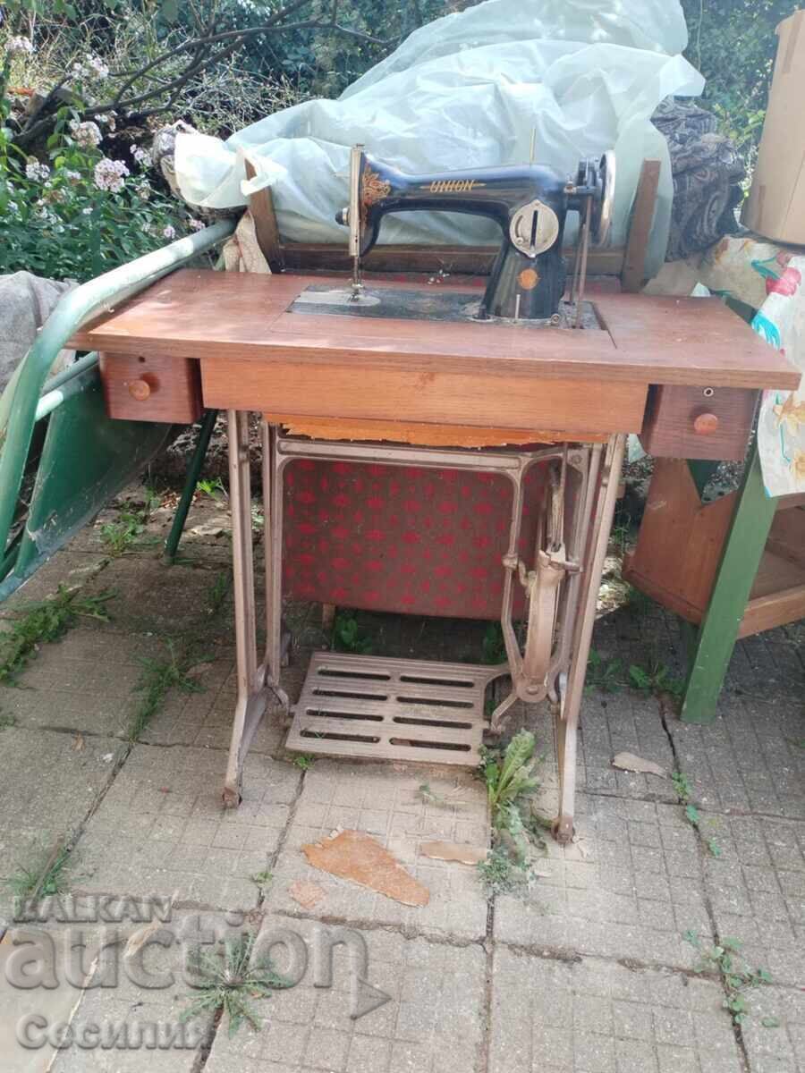 Mașină de cusut cu picior „Union” cu masă inclusă, din anii '60
