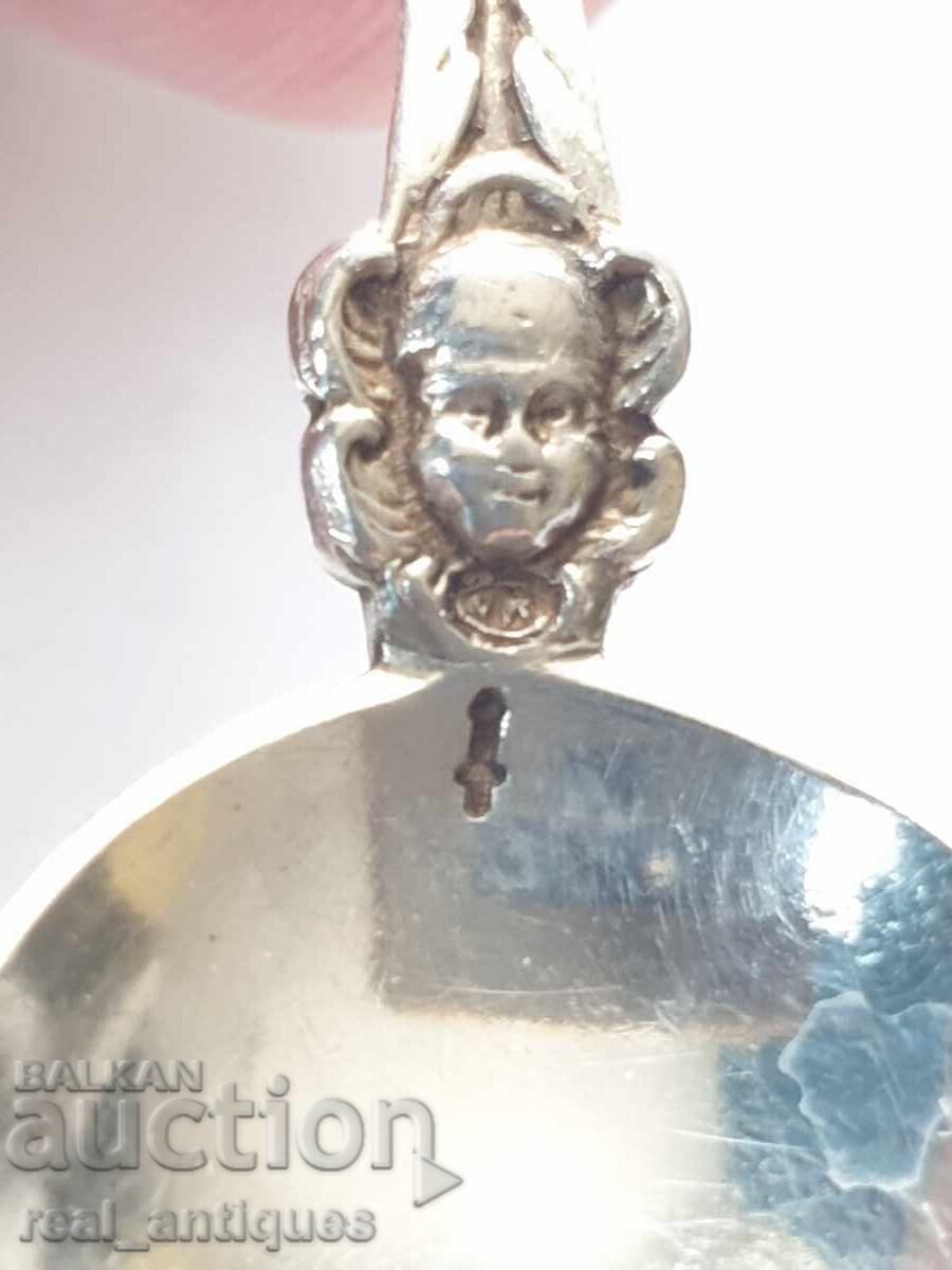 Ένα ασημένιο κουτάλι με τιμή 32.00 BGN | € 16.36 Ένα ασημένιο κουτάλι με τιμή 32.00 BGN | € 16.36