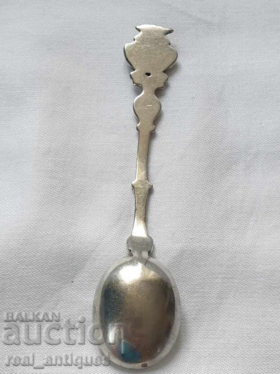 Παράδοση Ένα ασημένιο κουτάλι Παράδοση Ένα ασημένιο κουτάλι