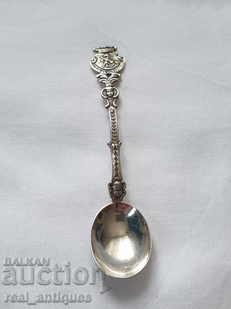 Ένα ασημένιο κουτάλι Ένα ασημένιο κουτάλι