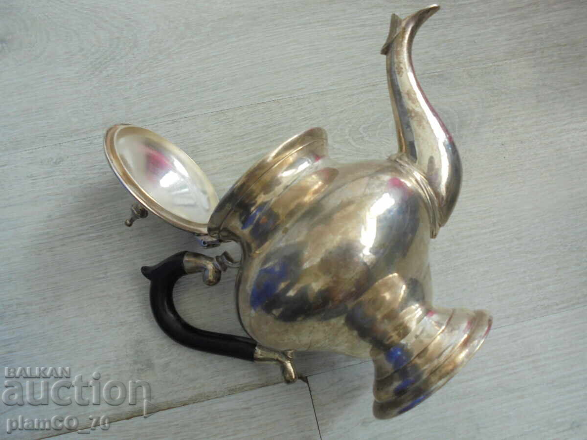 Licitație №*8217 Ceainic metalic vechi cu mâner elegant