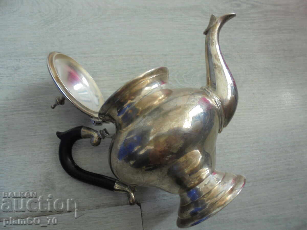 Livrarea №*8217 Ceainic metalic vechi cu mâner elegant