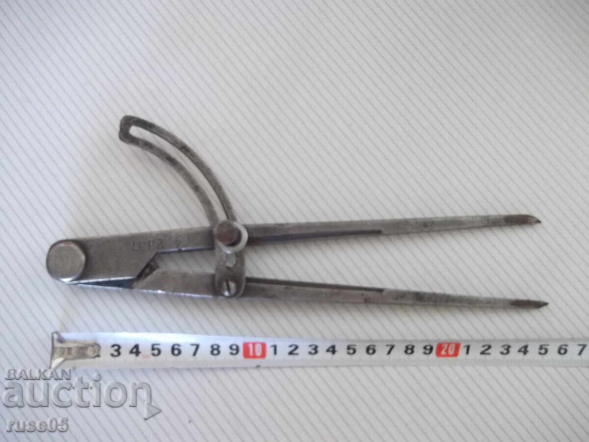 Compas de lăcătuș vechi, din perioada socialistă cu preț 30.00 BGN | € 15.34 Compas de lăcătuș vechi, din perioada socialistă cu preț 30.00 BGN | € 15.34