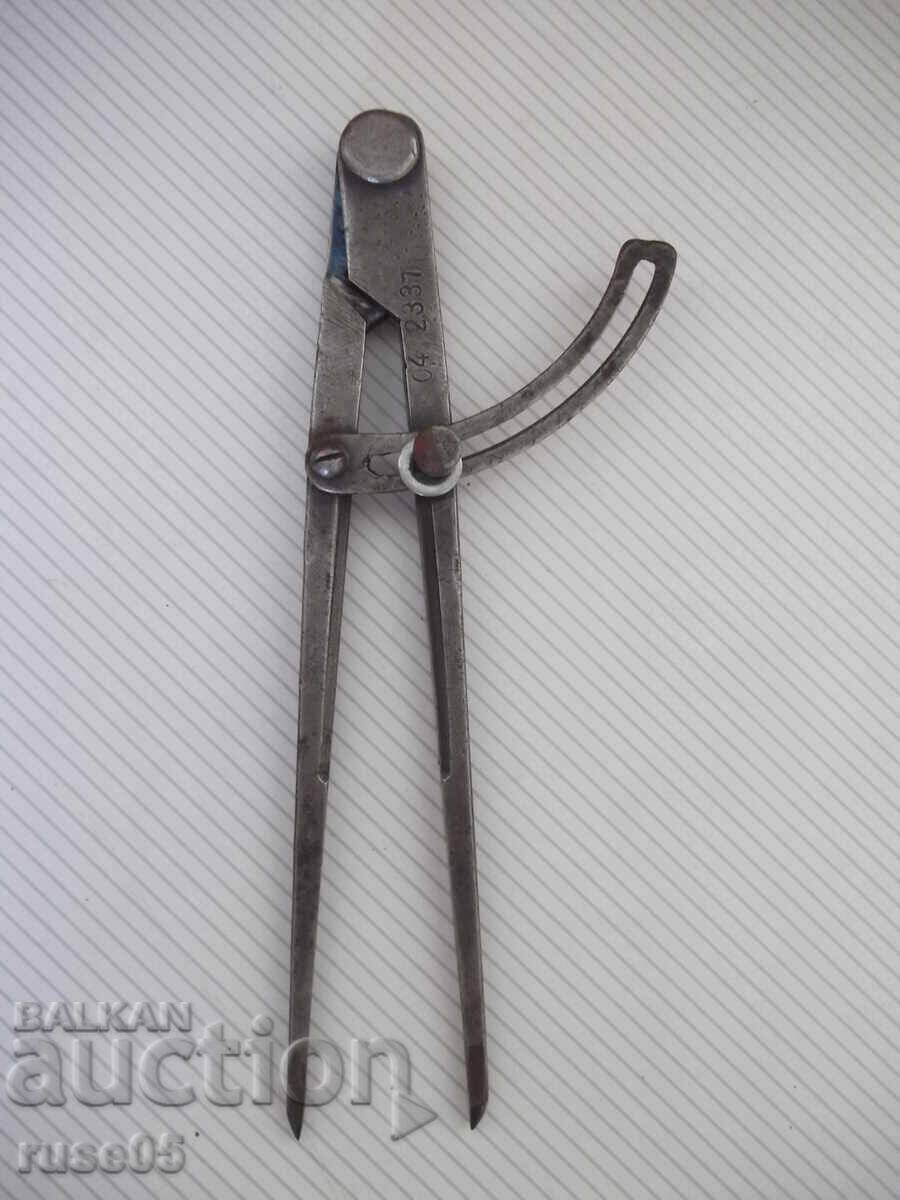 Compas de lăcătuș vechi, din perioada socialistă Compas de lăcătuș vechi, din perioada socialistă