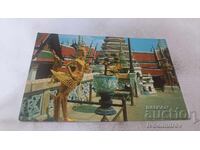 P K Keenarees în Complexul Wat Phra Keo