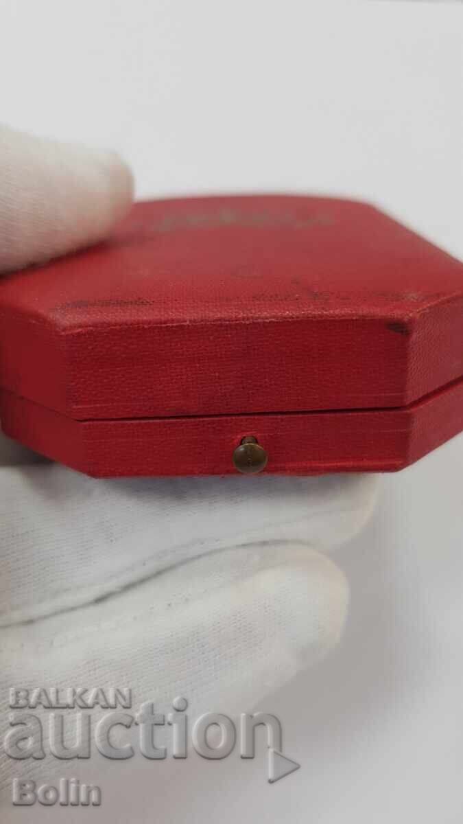 Δημοπρασία Πολύ σπάνιο βουλγαρικό βασιλικό κουτί για μετάλλιο με κορώνα Δημοπρασία Πολύ σπάνιο βουλγαρικό βασιλικό κουτί για μετάλλιο με κορώνα