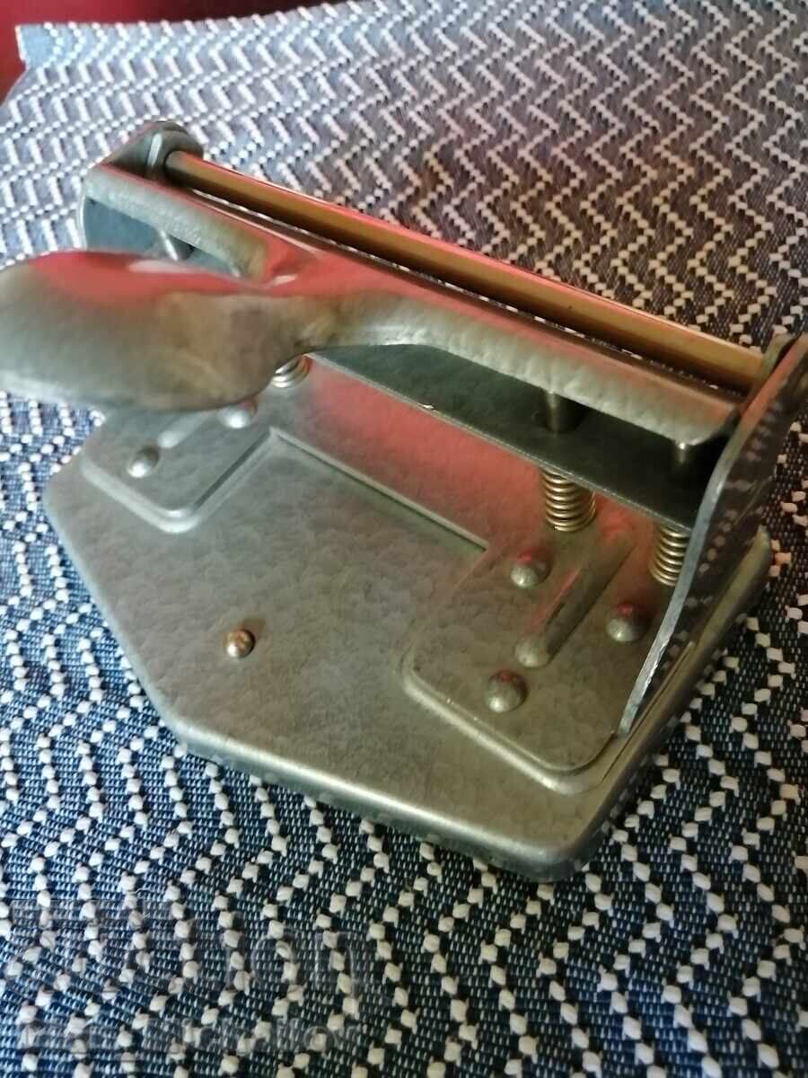 Стар Шведски Перфоратор с цена 15.00 лв. | € 7.67