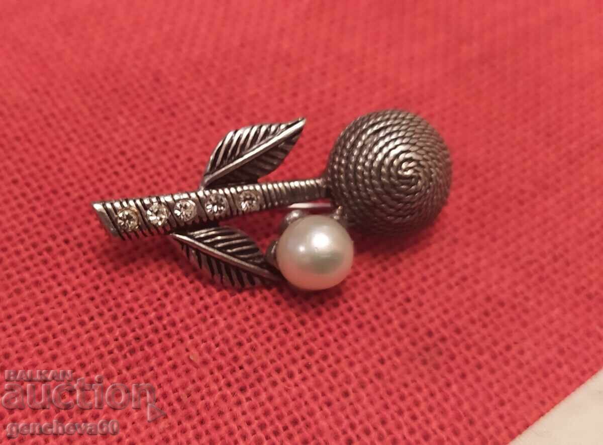 Παλαιά ασημένια καρφίτσα με μαργαριτάρι με τιμή 40.00 BGN | € 20.45