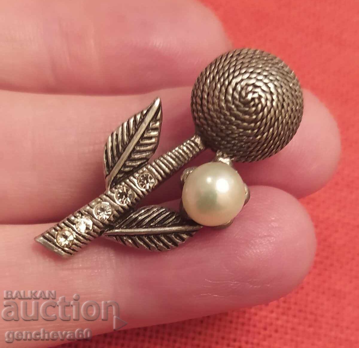 Παράδοση Παλαιά ασημένια καρφίτσα με μαργαριτάρι